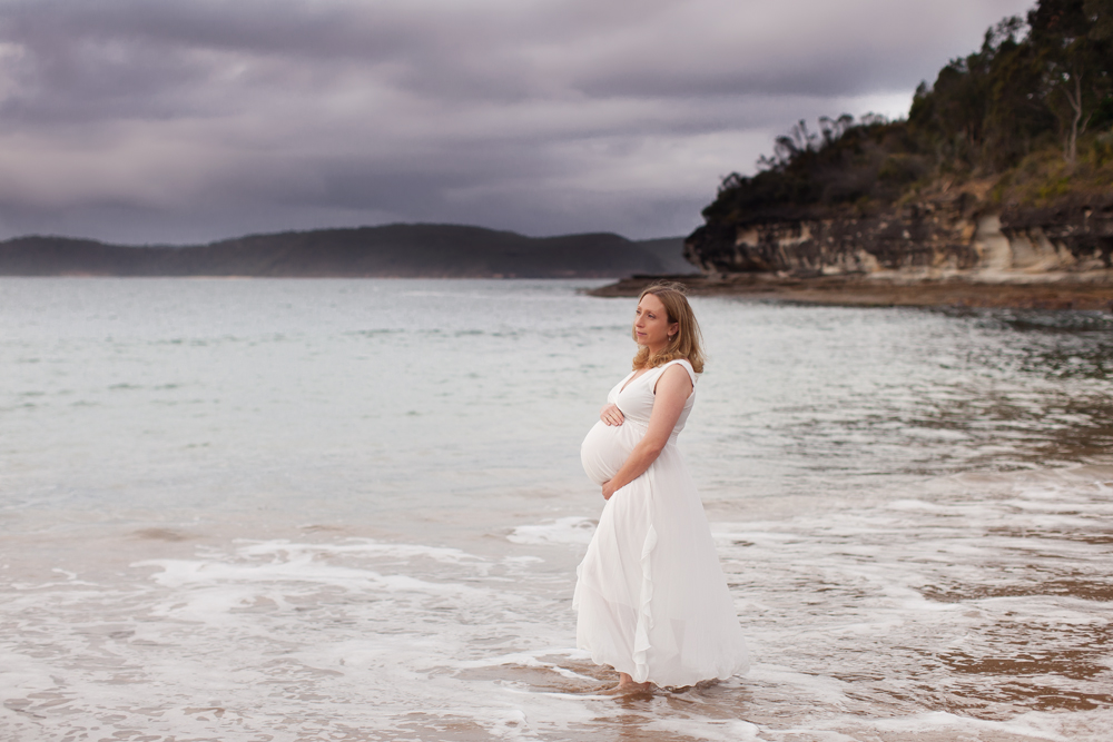 pregnant mum at pearl beach photo shoot